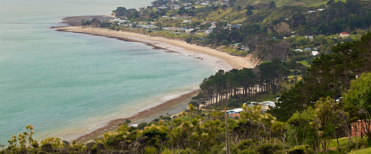 Omapere featuring a coastal town, general coastal views and a sandy beach