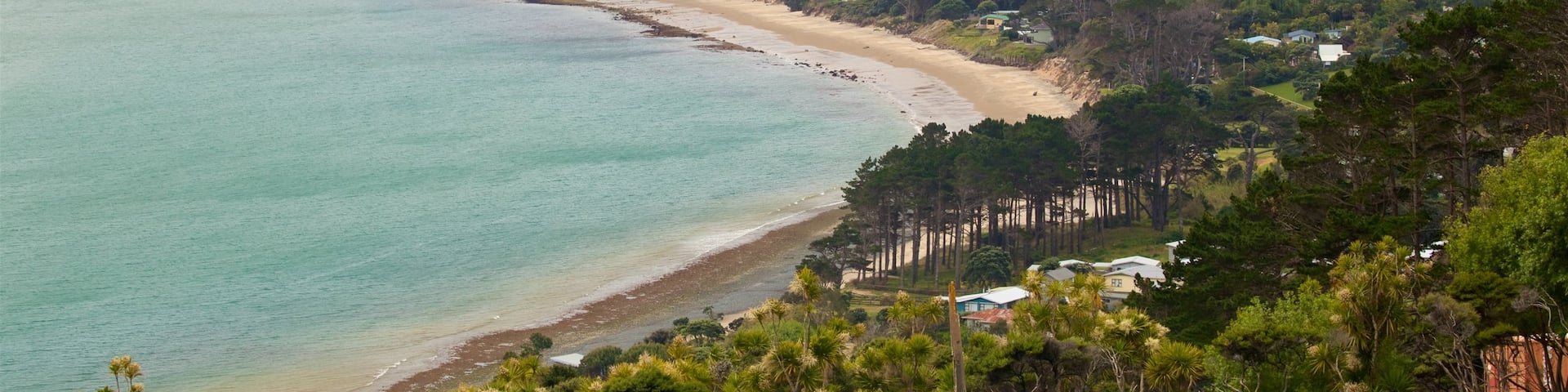 Omapere showing a coastal town, general coastal views and a beach