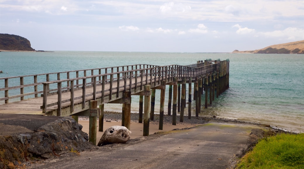 Omapere which includes a bay or harbour