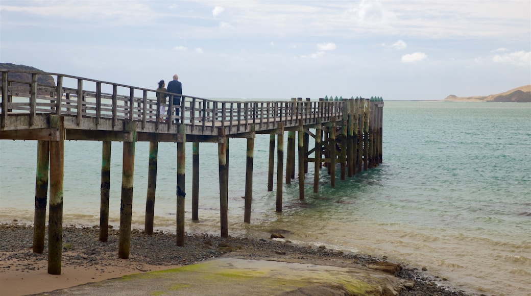 Omapere toont een baai of haven en ook een stel