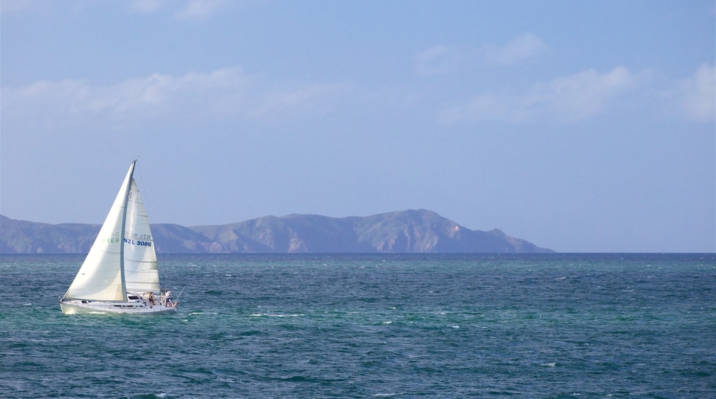 Cable Bay ofreciendo paseos en lancha, vistas generales de la costa y una bahía o puerto