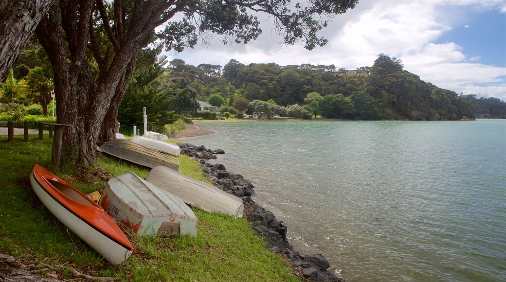 Okiato que incluye una bahía o un puerto