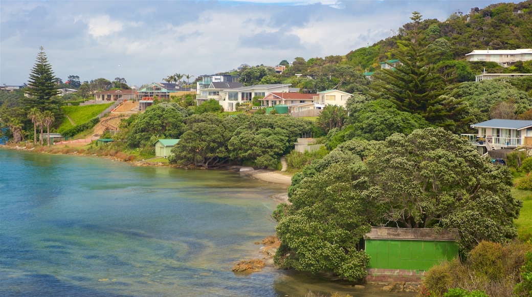 Mangawhai Heads mostrando un río o arroyo y una pequeña ciudad o aldea