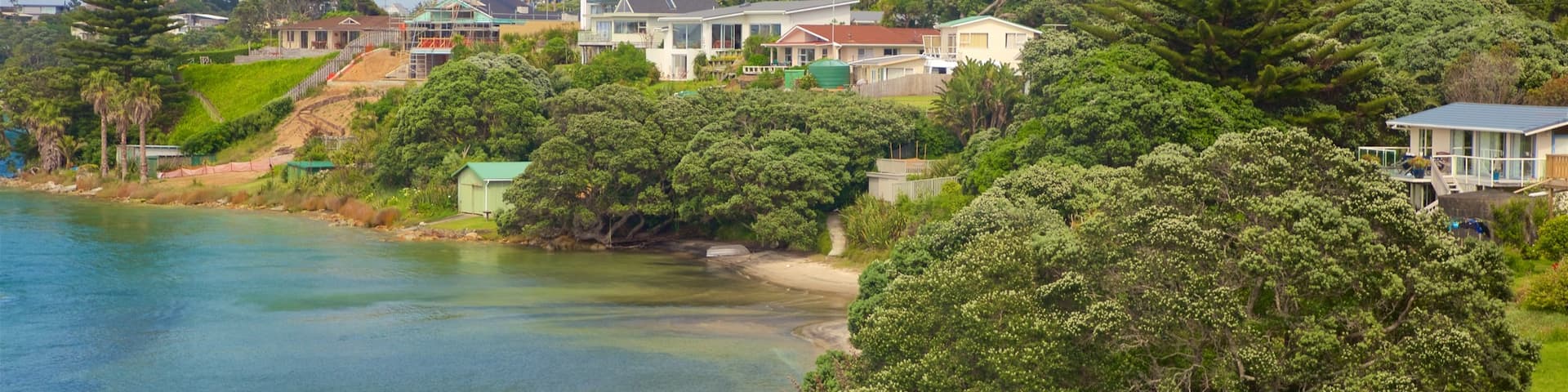 Mangawhai Heads qui includes riviĂšre ou ruisseau et petite ville ou village