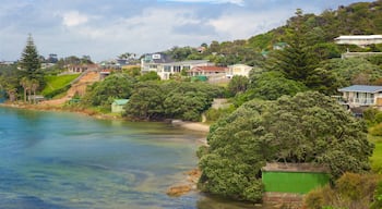 Mangawhai Heads mit einem Kleinstadt oder Dorf und Fluss oder Bach