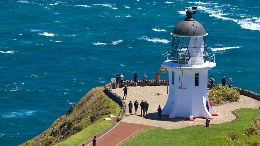 Cape Reinga-fyret og byder på udsigt, udsigt over kystområde og et fyrtårn