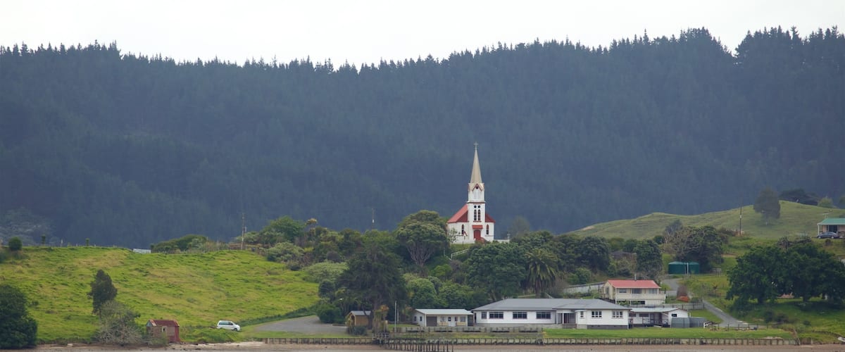 Rawene showing a small town or village, a lake or waterhole and tranquil scenes