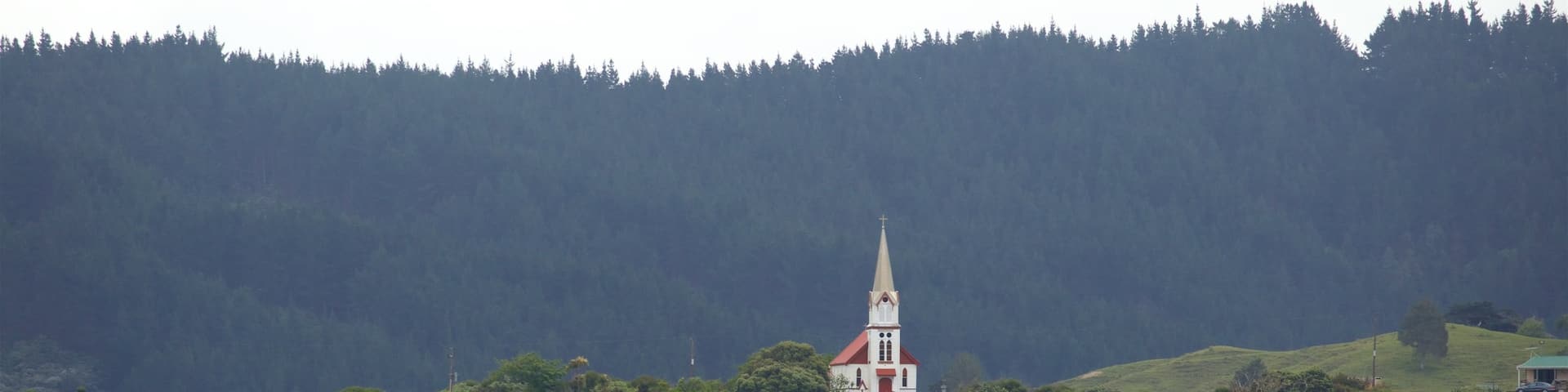 Rawene showing a small town or village, a lake or waterhole and tranquil scenes