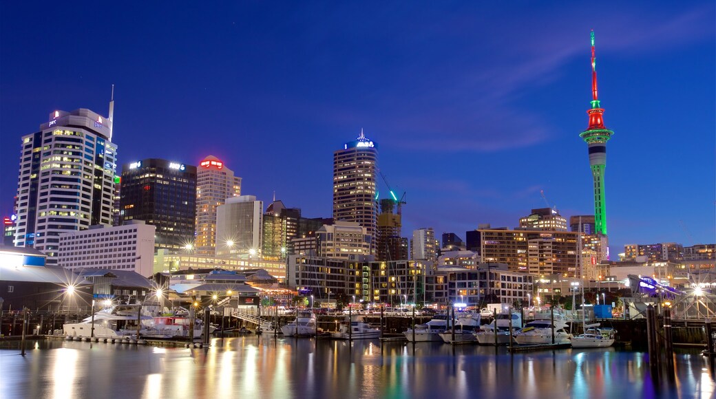 Viaduct Harbour que incluye escenas de noche, una ciudad y una bahía o un puerto