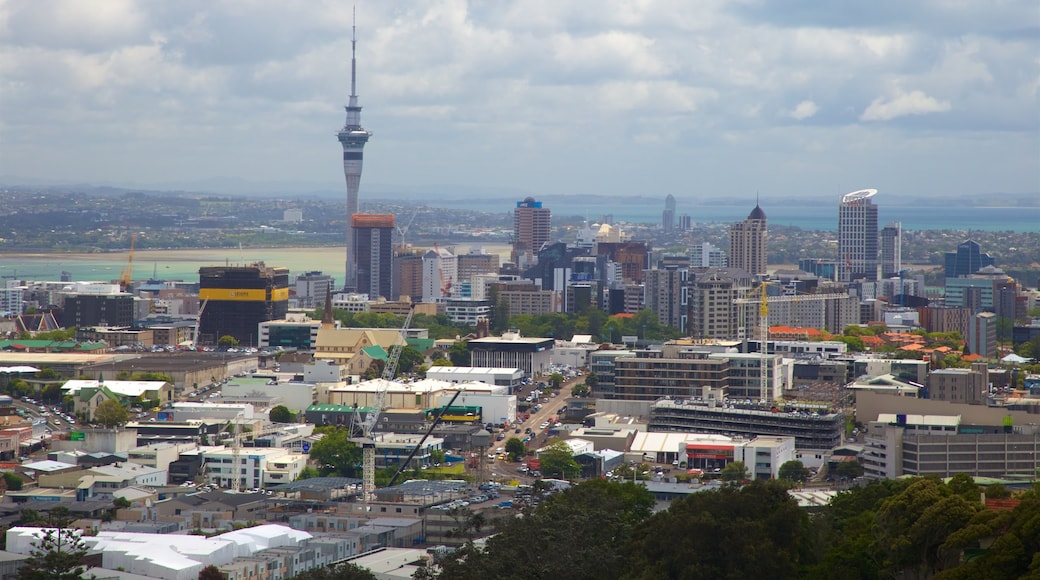 Mt. Eden presenterar ett höghus, en stad och landskap