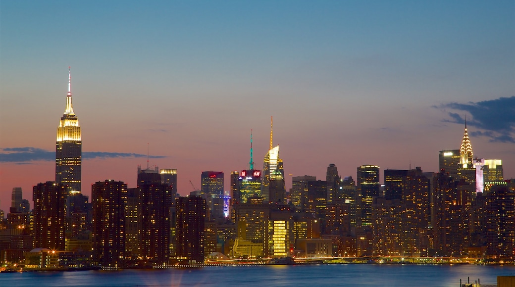 Chrysler Building som visar en skyskrapa, en hamn eller havsbukt och nattliv