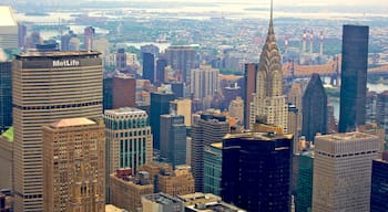 Edificio Chrysler ofreciendo una ciudad, un edificio alto y vistas panorámicas