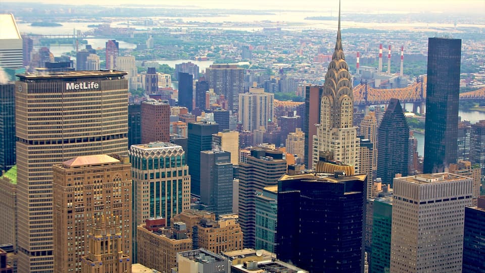 Chrysler Building toont een stad, een wolkenkrabber en landschappen