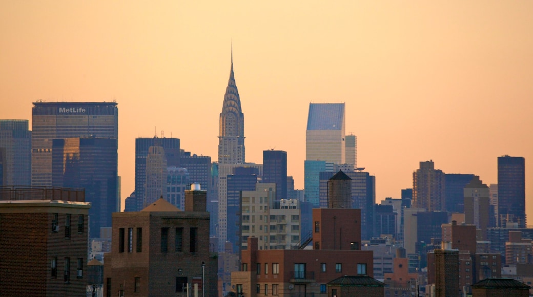 Chrysler Building which includes a sunset, a skyscraper and landscape views