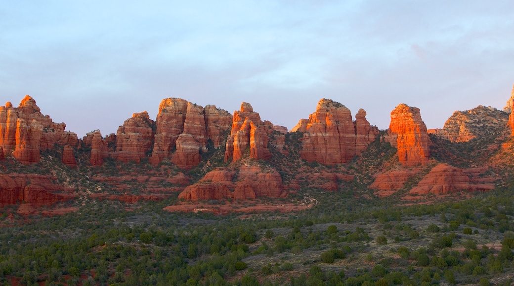 Sedona og byder på fredfyldte omgivelser, en kløft eller slugt og udsigt over landskaber