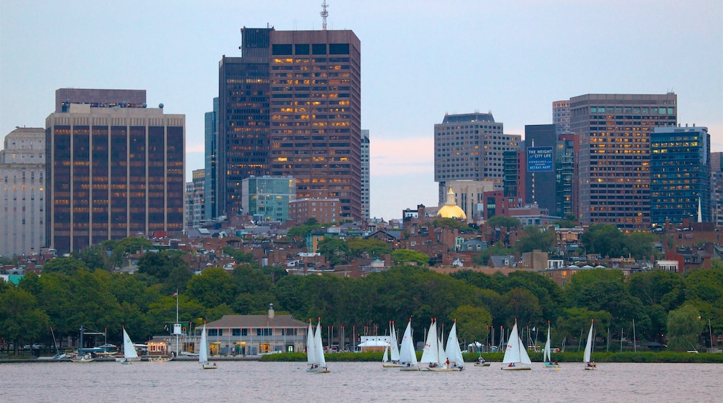 Massachusetts Institute of Technology som omfatter en by, bådsejlads og en flod eller et vandløb