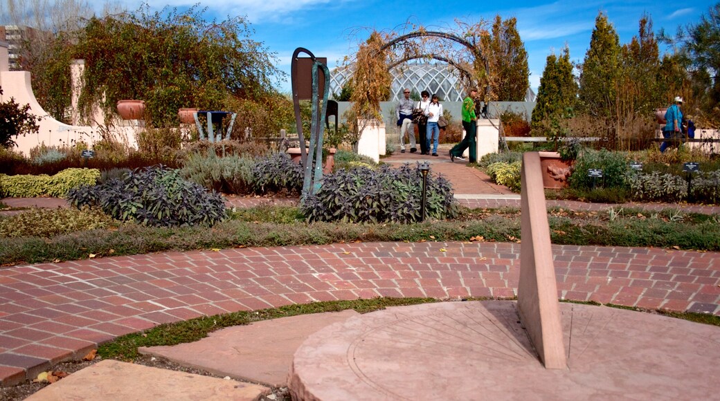Giardino botanico di Denver che include giardino cosi come un piccolo gruppo di persone
