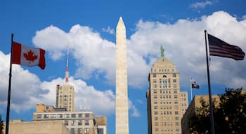 Buffalo que inclui uma cidade, um arranha-céu e um monumento