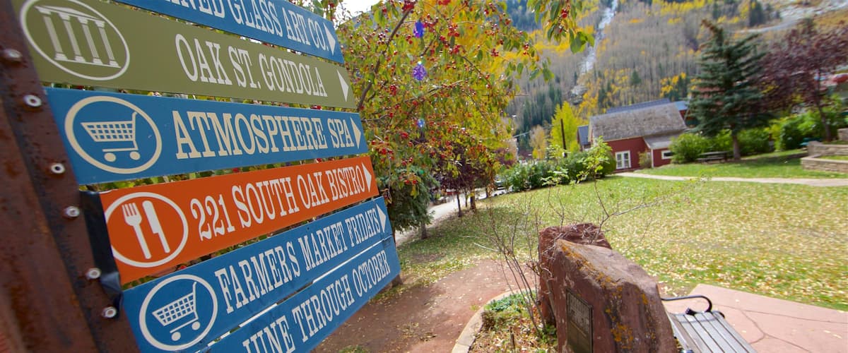 Estación de esquí de Telluride mostrando señalización y un jardín