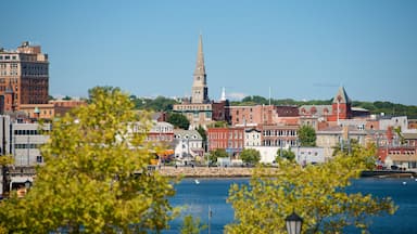 New London welches beinhaltet Bucht oder Hafen und Stadt