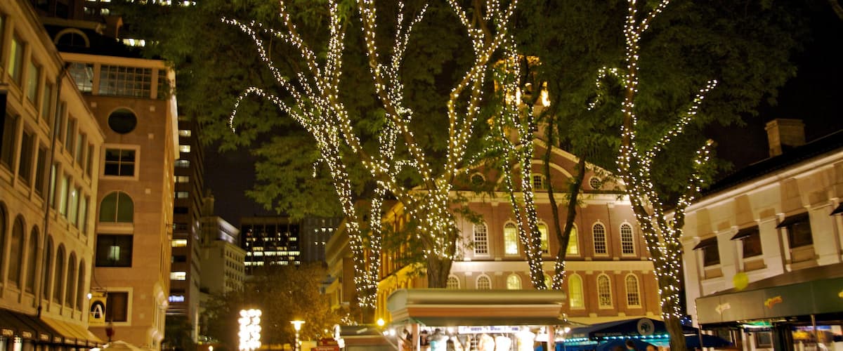 Downtown Boston inclusief nachtleven en een stad en ook een klein groepje mensen