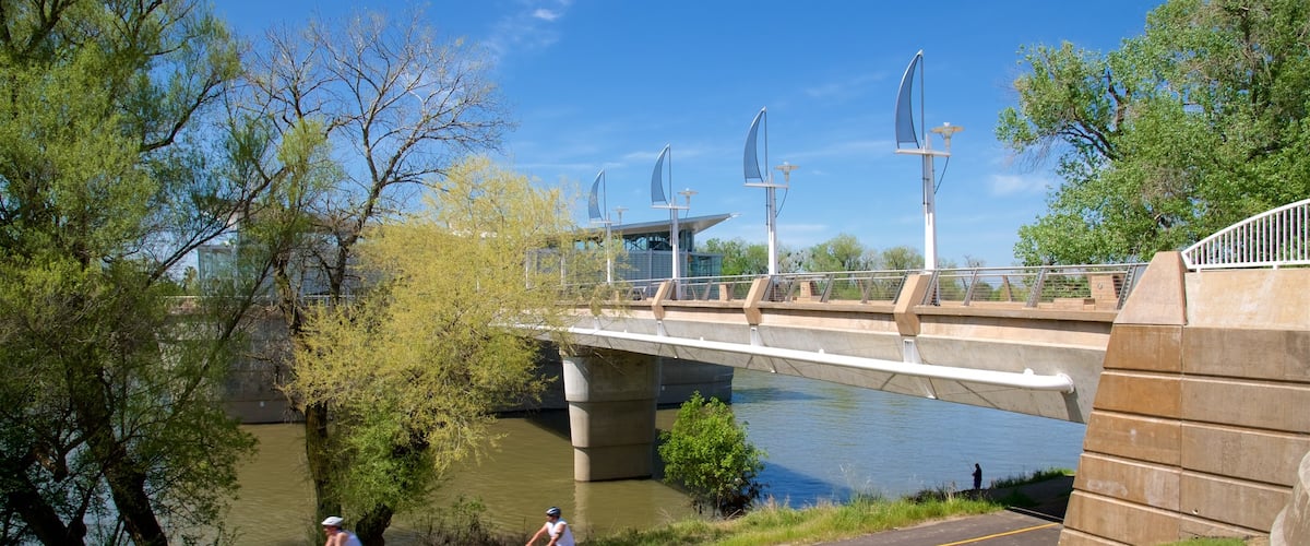Sacramento qui includes riviĂšre ou ruisseau, cyclisme sur route et pont