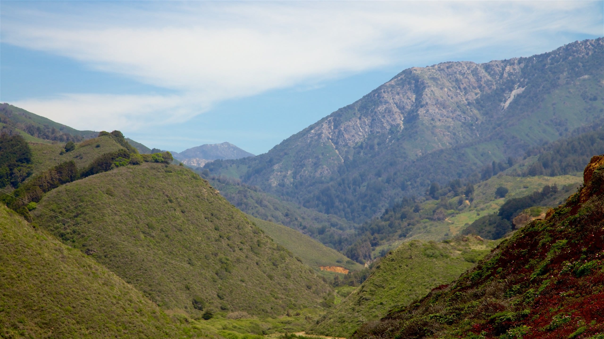 Big Sur que incluye montañas, escenas tranquilas y vistas de paisajes