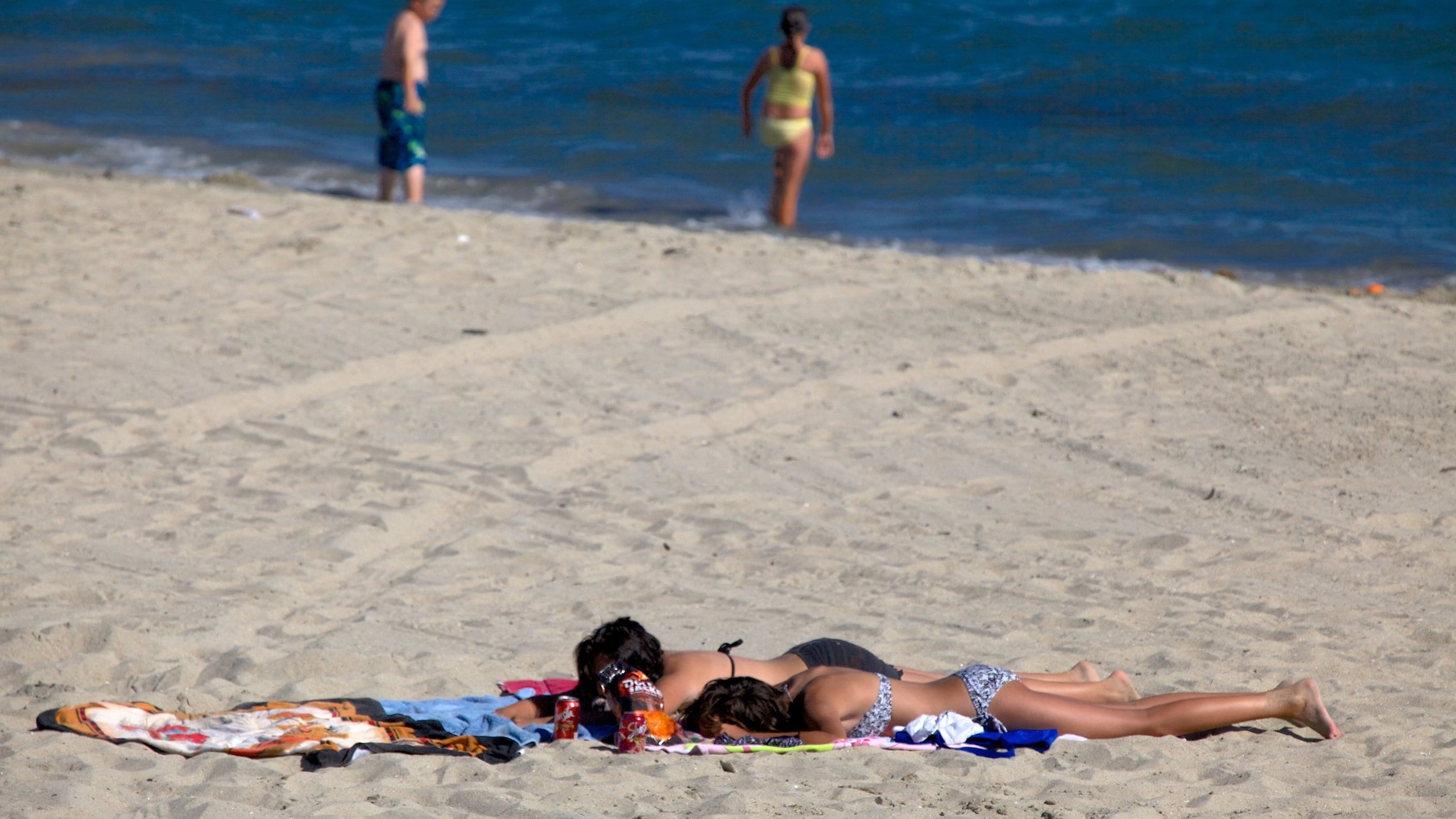 Long Beach mostrando vistas generales de la costa y una playa de arena y también una pareja