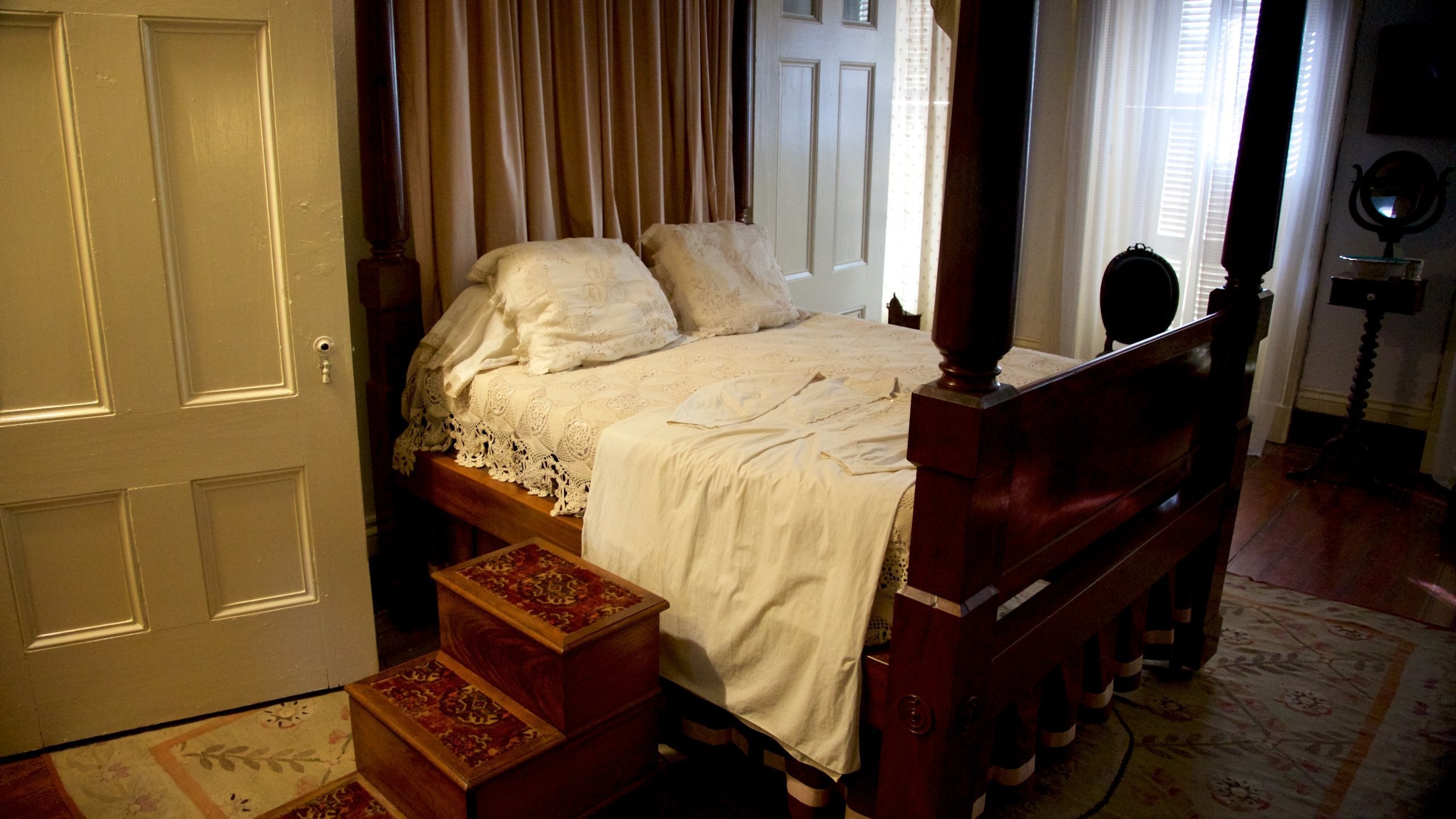 French Quarter showing interior views