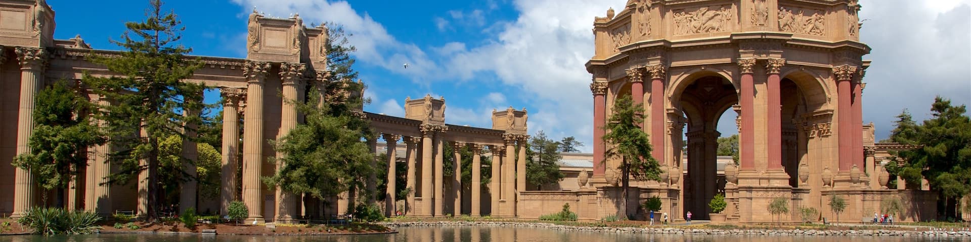 Palace of Fine Arts showing a pond and heritage architecture