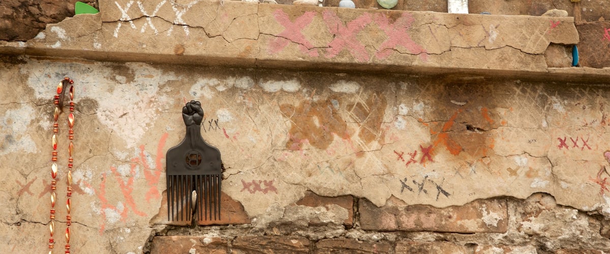 St Louis Cemetery featuring heritage elements
