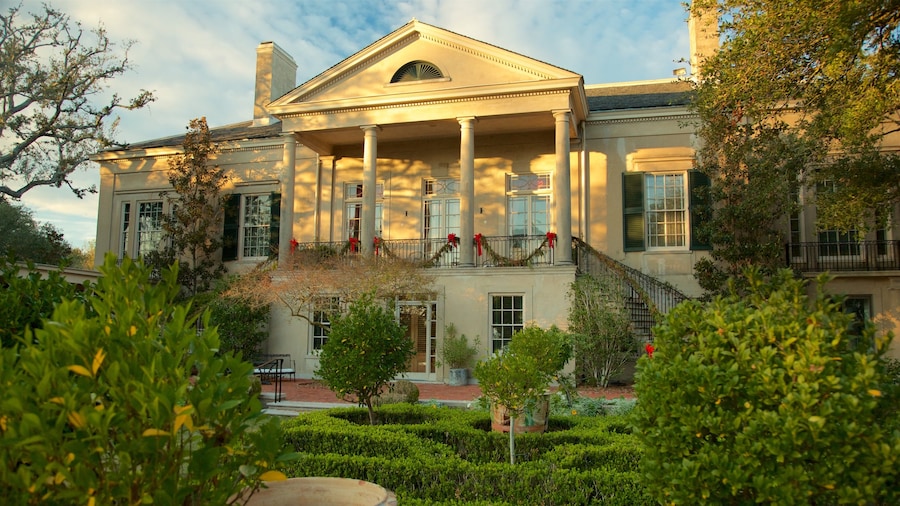 Longue Vue House and Gardens showing a house, heritage elements and a park