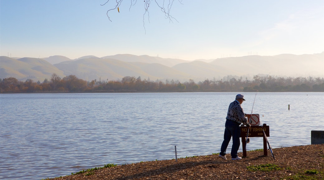 Fremont Central Park che include lago o sorgente d\'acqua, pesca e tramonto