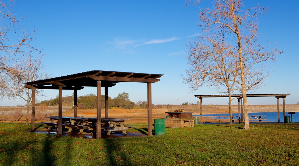 Folsom Lake State Recreation Area ofreciendo un parque y un lago o espejo de agua