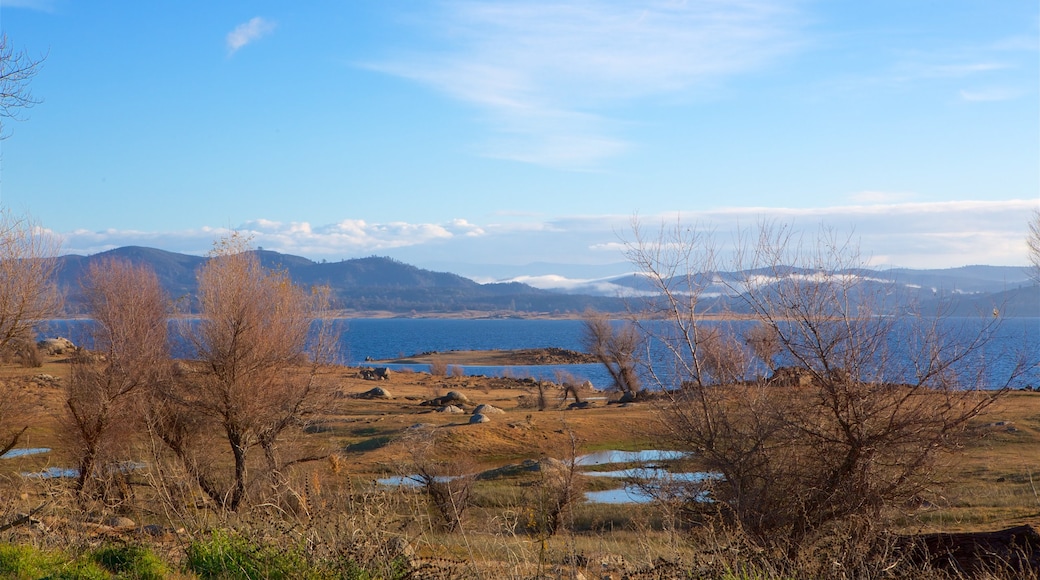 Folsom Lake State Recreation Area ofreciendo un lago o abrevadero