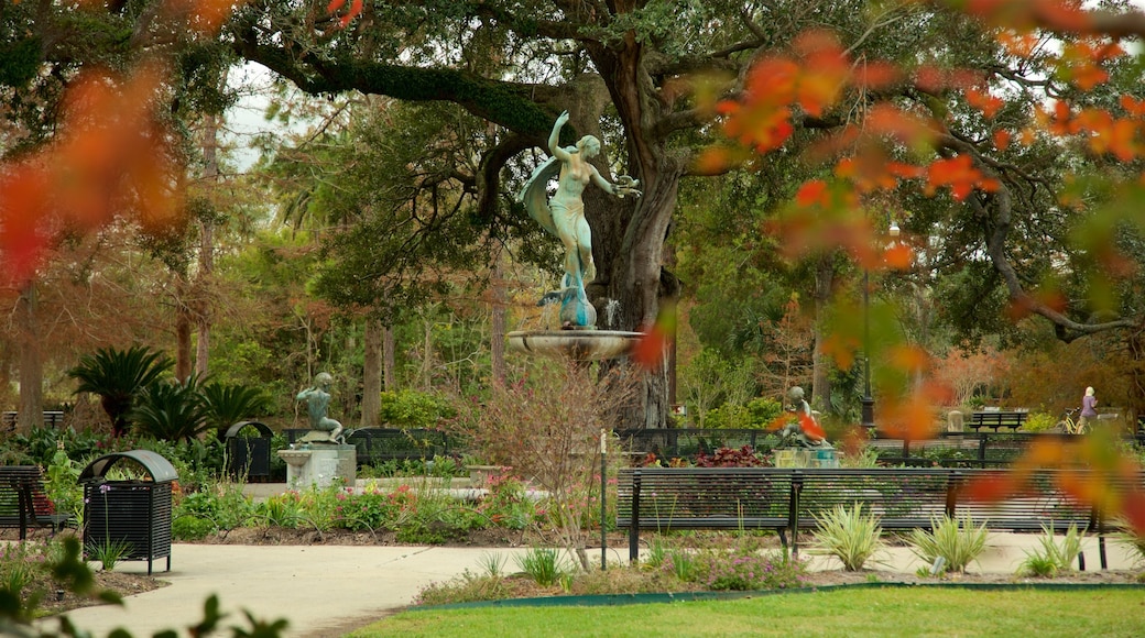 Audubon Park bevat herfstkleuren, een fontein en een tuin