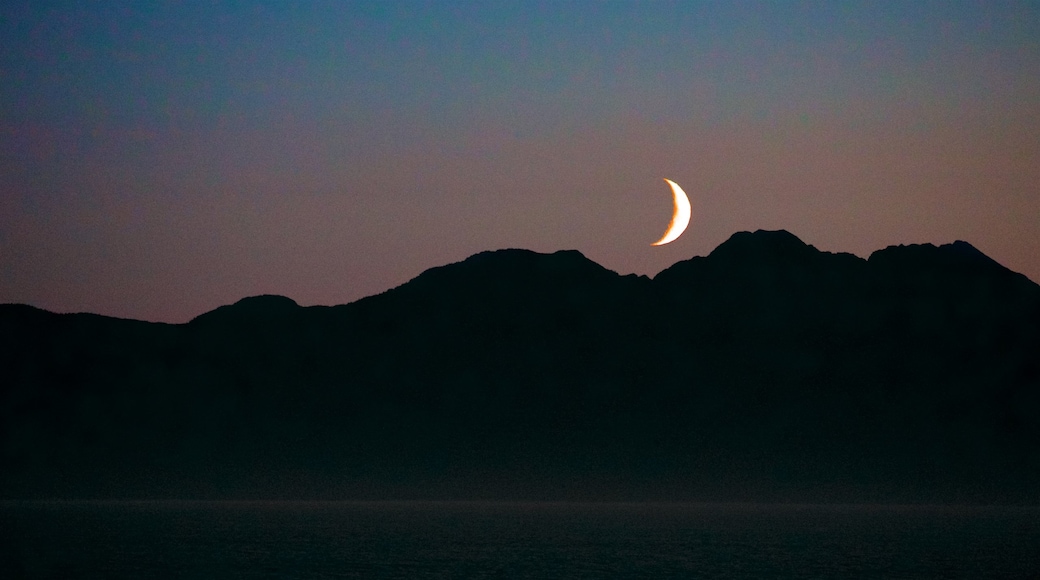 Südost-Alaska / Inside Passage welches beinhaltet bei Nacht, Berge und Skyline