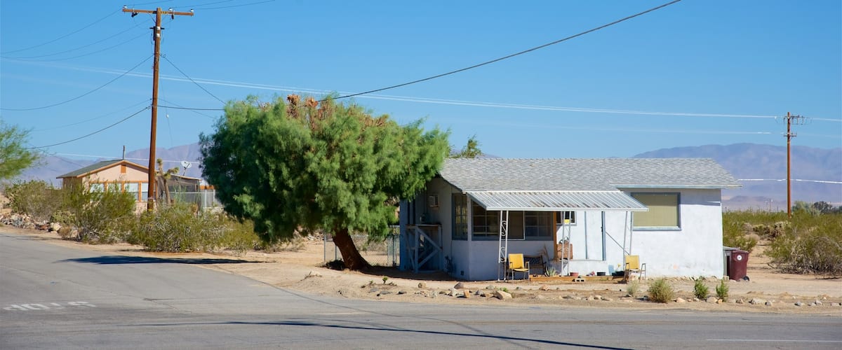 Twentynine Palms showing a house and a small town or village