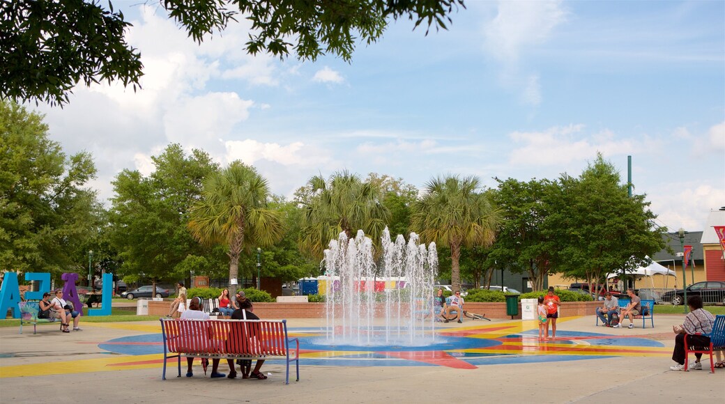 Lafayette mostrando una fuente y un parque y también un pequeño grupo de personas