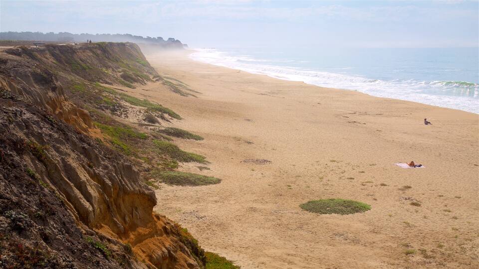 Half Moon Bay ofreciendo una playa de arena y vistas de una costa