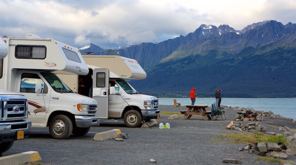 Seward ofreciendo un lago o abrevadero y campamento y también un pequeño grupo de personas