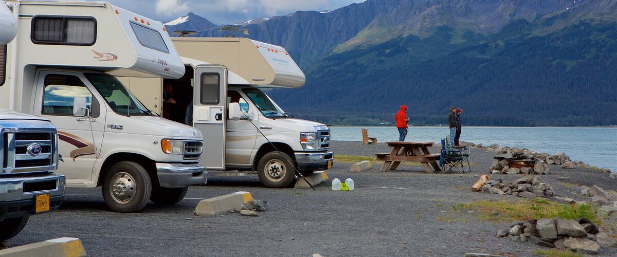 Seward ofreciendo un lago o abrevadero y campamento y también un pequeño grupo de personas