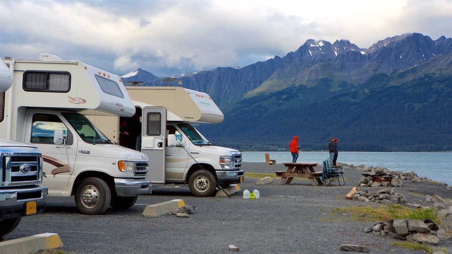 Seward ofreciendo un lago o abrevadero y campamento y también un pequeño grupo de personas
