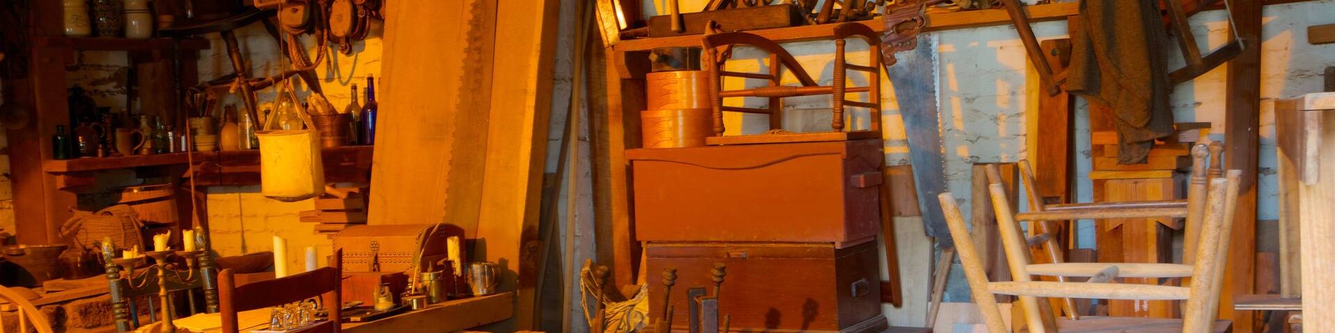 Sutter\'s Fort State Historic Park featuring heritage elements and interior views