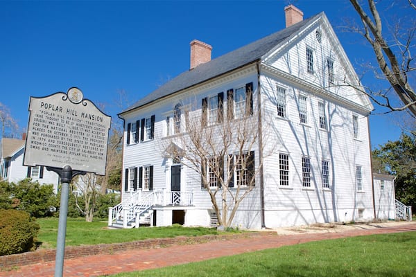 Manoir de Poplar Hill mettant en vedette signalisation, patrimoine historique et maison