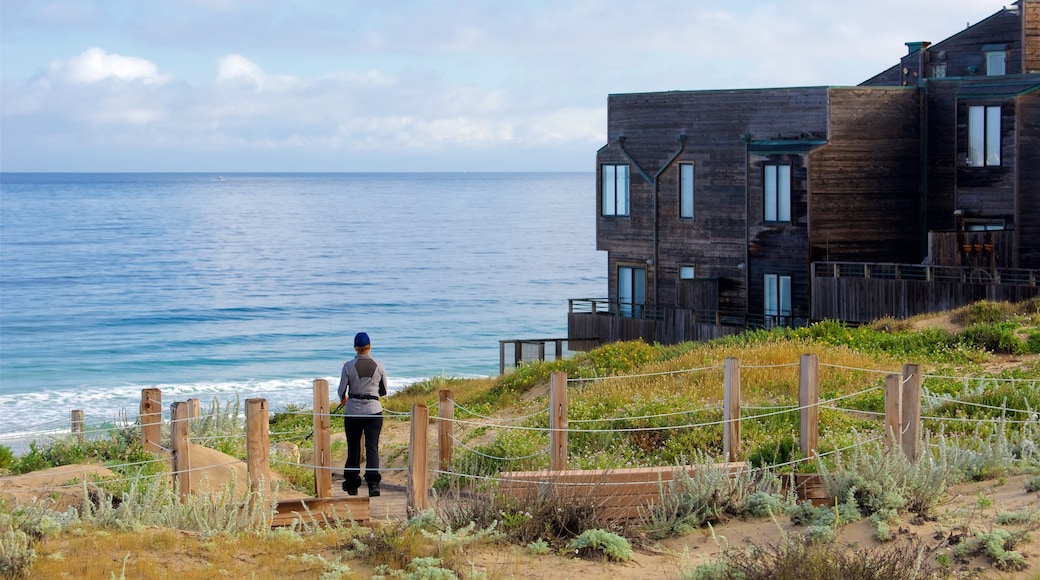 Del Monte Beach bevat een huis, een strand en algemene kustgezichten