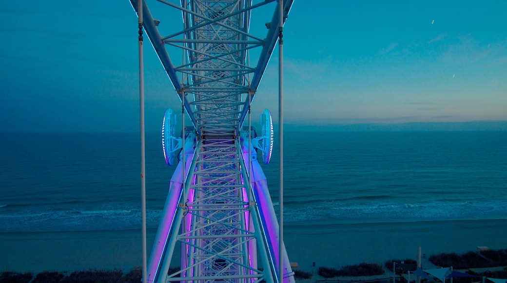 SkyWheel Myrtle Beach mostrando una puesta de sol, vistas generales de la costa y paseos