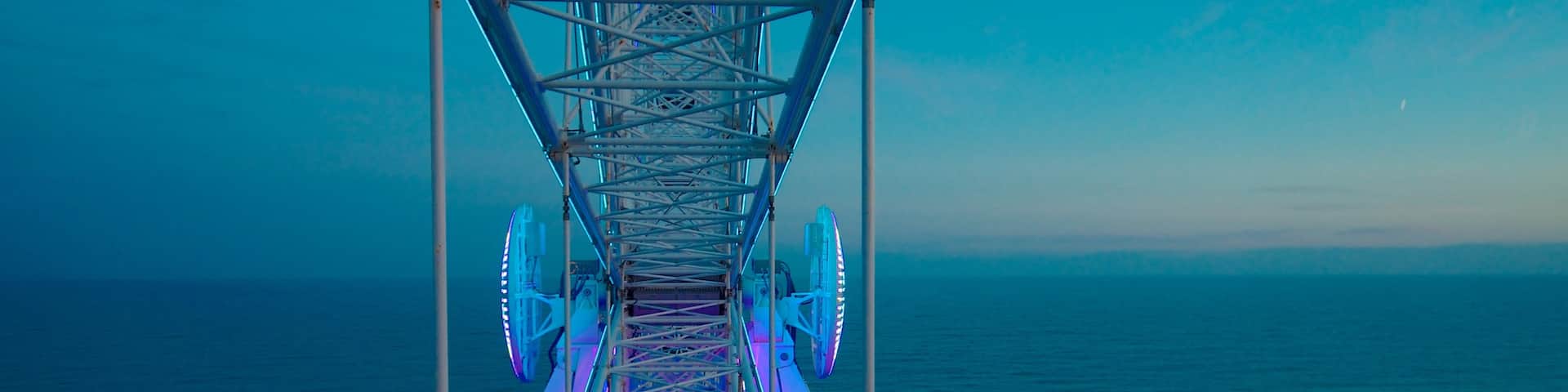 SkyWheel Myrtle Beach mostrando una puesta de sol, vistas generales de la costa y paseos
