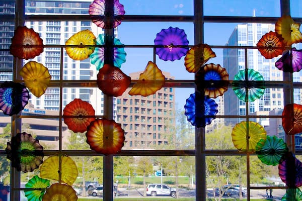 Dallas Museum of Art welches beinhaltet Kunst und Innenansichten