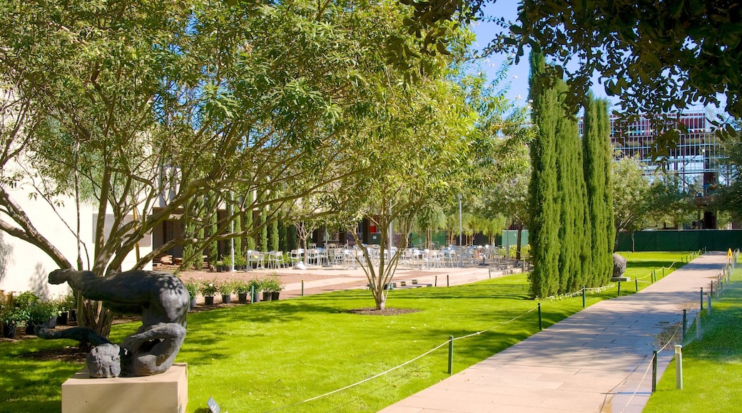 Phoenix Art Museum showing a city and a garden